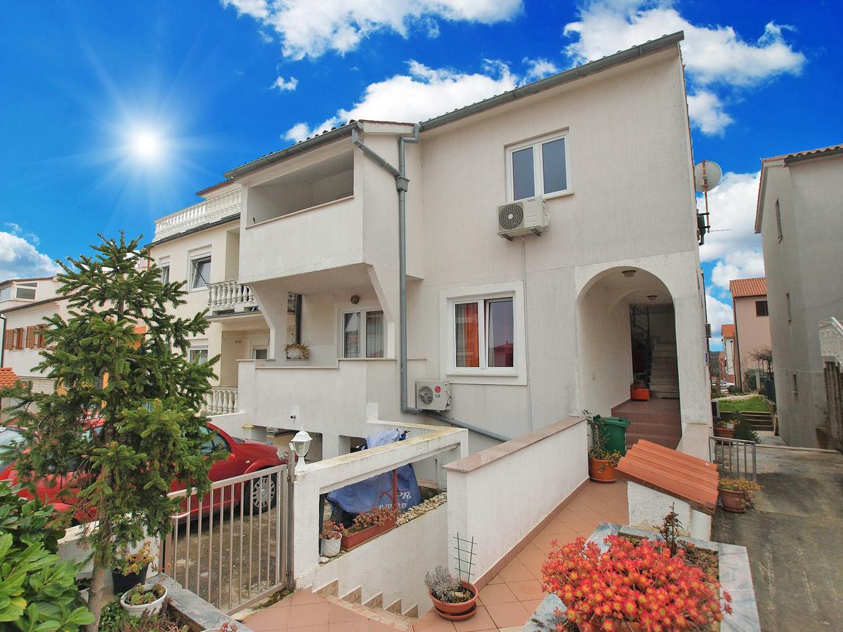 Apartment Vladimira 1569 Pula Exterior photo