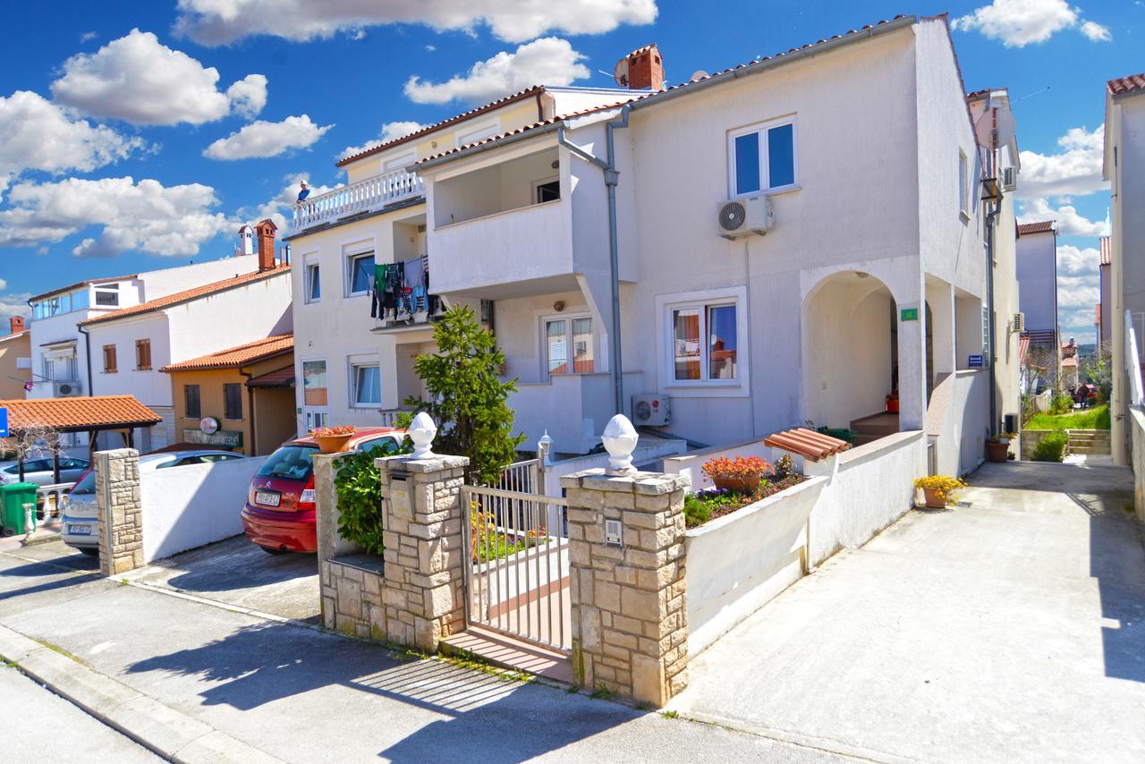 Apartment Vladimira 1569 Pula Exterior photo